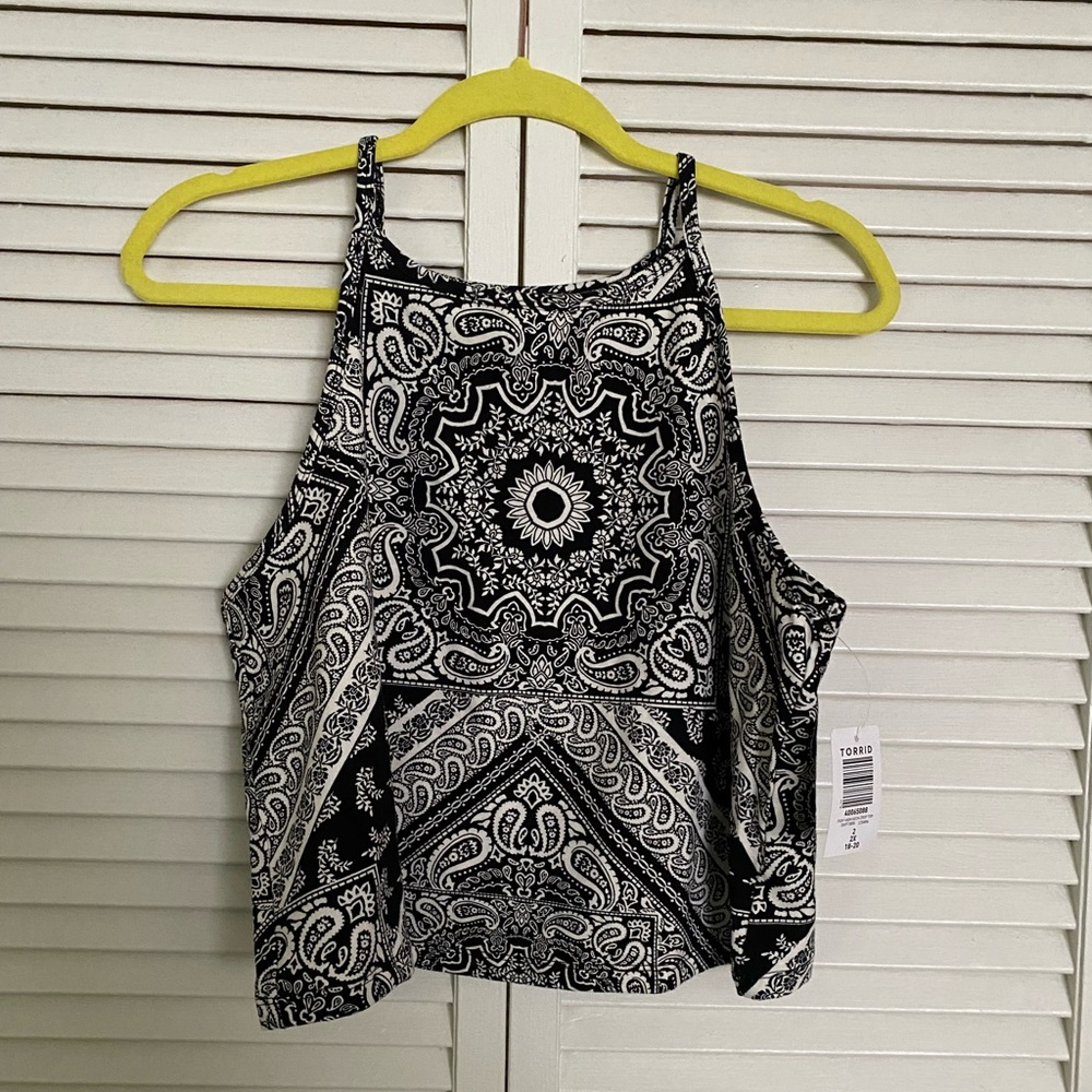 Torrid Plus Size 2X Black/White Paisley Print Foxy High Neck Cropped Tank